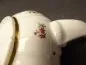 Preview: Meissen um 1745 / 1750 - Kännchen mit Konsolenausguß und hochgezogener rocailleverzierter Griff mit Brandensteinrelief