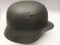 Preview: Stahlhelm M40 Luftwaffe Felddivision mit Tarnlackierung und einem Abzeichen