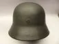 Preview: Stahlhelm M40 Luftwaffe Felddivision mit Tarnlackierung und einem Abzeichen