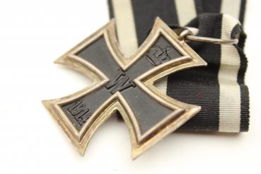 Ww1 Eisernes Kreuz 2. Klasse 1914 am Band , mit Hersteller EW, Kernschwärzung gut erhalten.