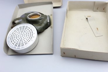 Volksgasmaske VM mit WaA Abnahmestempel auf der Maske und dem Filter RL 1 39/86
