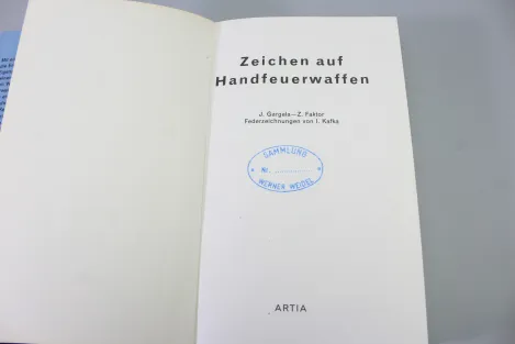 Zeichen auf Handfeuerwaffen.