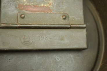 Gasmaskendose der Wehrmacht mit Hersteller und Datum 1934, WaA Stempel