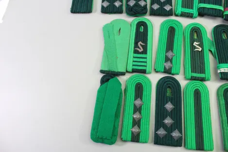 DDR NVA Schulterklappen Konvolut