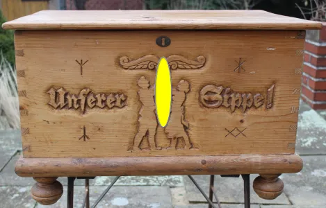 Sippentruhe mit Lebensbaum und Ruhnen in Kategorie Antiquitäten