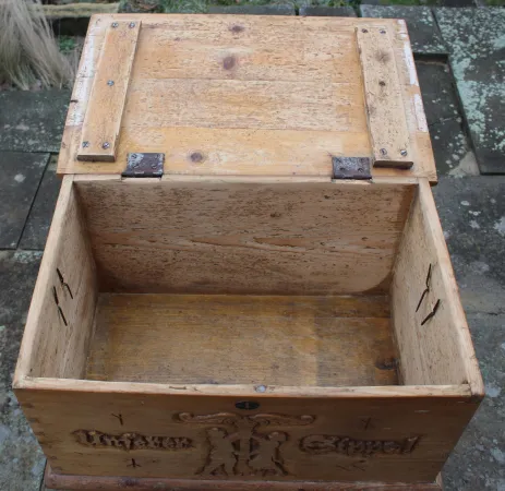 Sippentruhe mit Lebensbaum und Ruhnen in Kategorie Antiquitäten