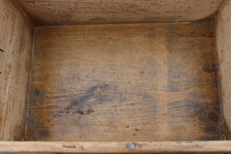 Sippentruhe mit Lebensbaum und Ruhnen in Kategorie Antiquitäten