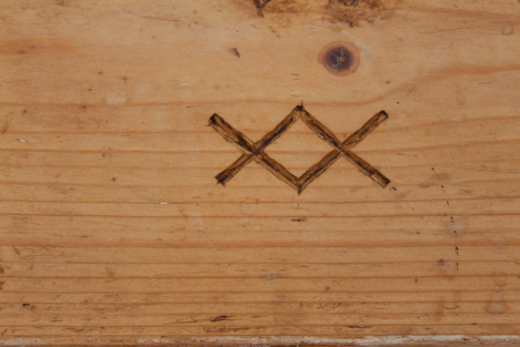 Sippentruhe mit Lebensbaum und Ruhnen in Kategorie Antiquitäten