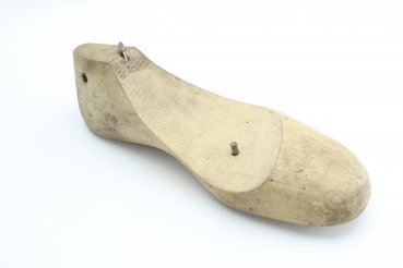 Shoe trees, no longer completely complete, for boots and mountain shoes
