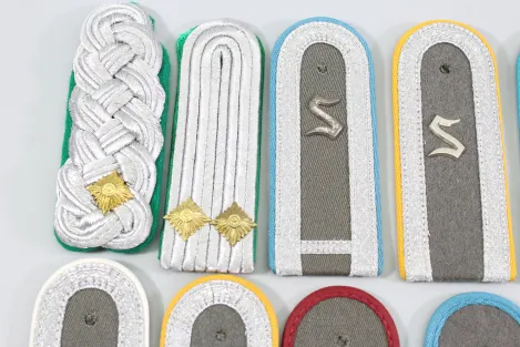 DDR NVA Konvolut Uniformteile und Uniformzubehör