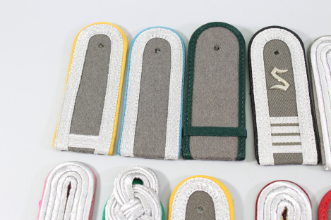 Preview: DDR NVA Konvolut Uniformteile und Uniformzubehör