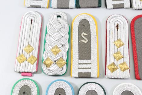 Preview: DDR NVA Konvolut Uniformteile und Uniformzubehör