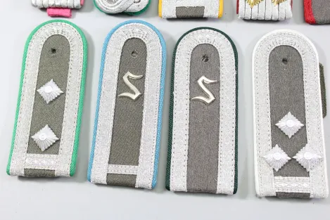 DDR NVA Konvolut Uniformteile und Uniformzubehör