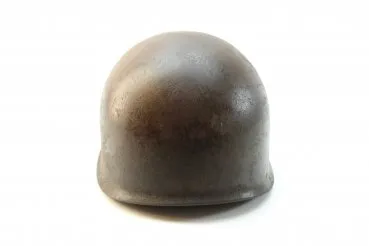 Sehr früher BW Stahlhelm mit Resten eines weißen M Stirnseitig