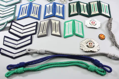 DDR NVA Konvolut Uniformteile und Uniformzubehör