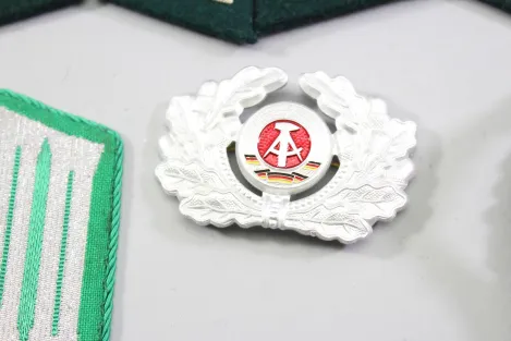DDR NVA Konvolut Uniformteile und Uniformzubehör