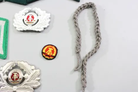 DDR NVA Konvolut Uniformteile und Uniformzubehör