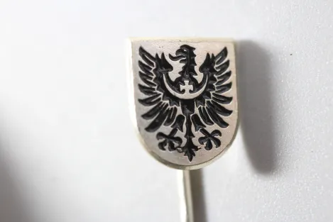 Anstecknadel der Kriegsmarine für das Linienschiff Schlesien mit Hersteller
