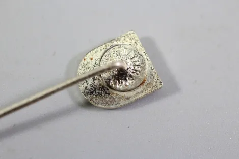 Anstecknadel der Kriegsmarine für das Linienschiff Schlesien mit Hersteller