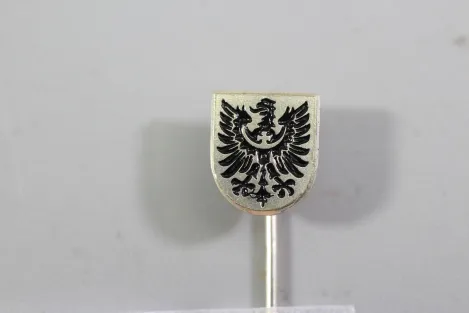 Anstecknadel der Kriegsmarine für das Linienschiff Schlesien mit Hersteller