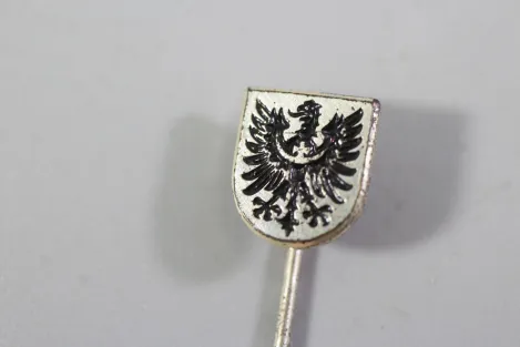 Anstecknadel der Kriegsmarine für das Linienschiff Schlesien mit Hersteller