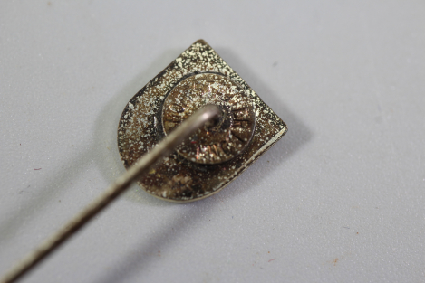 Preview: Anstecknadel der Kriegsmarine für das Linienschiff Schlesien mit Hersteller