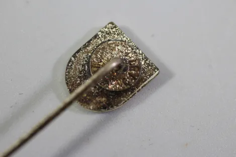 Anstecknadel der Kriegsmarine für das Linienschiff Schlesien mit Hersteller