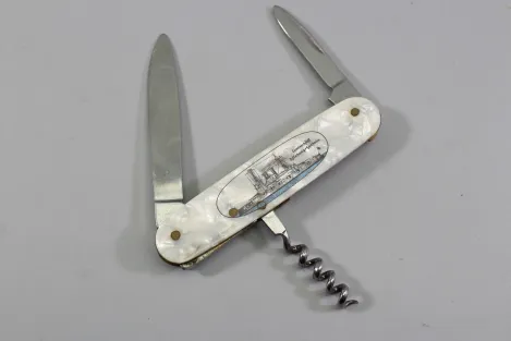 Ein Gedenkmesser mit dem Bild des Schiffes SCHLESWIG-HOLSTEIN