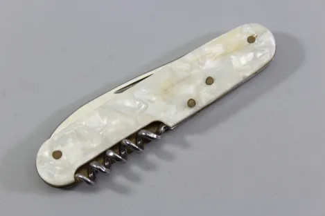 Ein Gedenkmesser mit dem Bild des Schiffes SCHLESWIG-HOLSTEIN