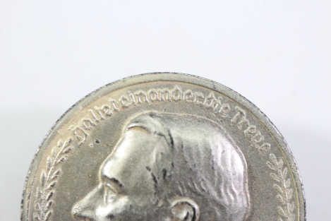 Preview: Gedenkplakette an Nadel Gauleiter Hans Schemm, umrahmt von der ​​​​​​​Inschrift "haltet einander die Treue"