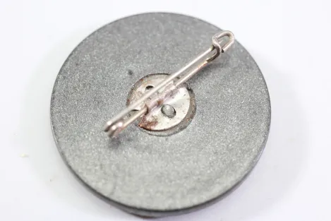 Gedenkplakette an Nadel Gauleiter Hans Schemm, umrahmt von der ​​​​​​​Inschrift "haltet einander die Treue"