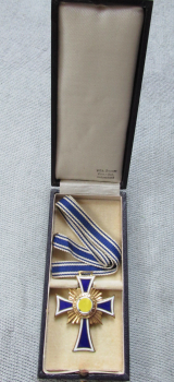 Mutterkreuz in Gold mit Band und Etui Wilhelm Deumer