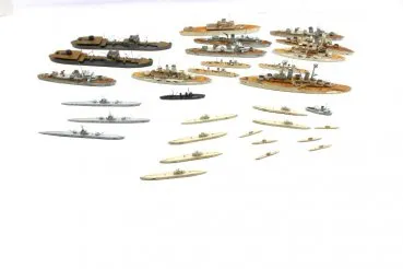 Kriegsmarine Togo NJL Nachtjagdtleitschiff 31 ship models such as submarines etc. made of wood, scale 1: 1000