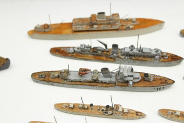 Kriegsmarine Togo NJL Nachtjagdtleitschiff 31 ship models such as submarines etc. made of wood, scale 1: 1000
