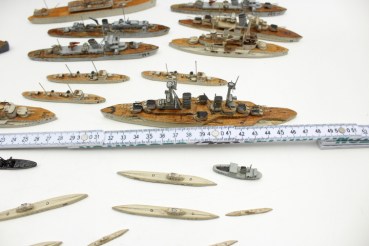 Kriegsmarine Togo NJL Nachtjagdtleitschiff 31 ship models such as submarines etc. made of wood, scale 1: 1000