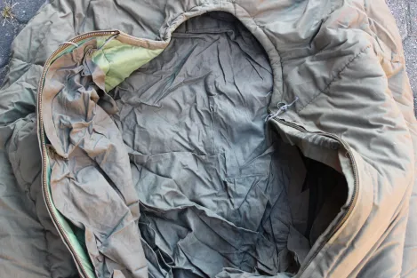 Original NVA Mumienschlafsack Offizier – DDR Schlafsack mit Moskitonetz