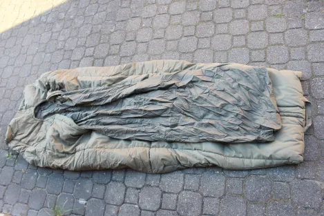 Original NVA Mumienschlafsack Offizier – DDR Schlafsack mit Moskitonetz