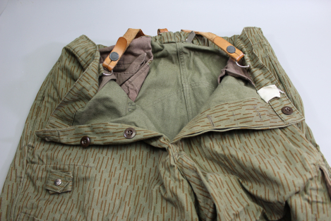 Preview: DDR NVA Fallschirmjäger Tarn Strich Fallschirmjäger Hose mit Aufnahme Fallschirmspringermesser M48