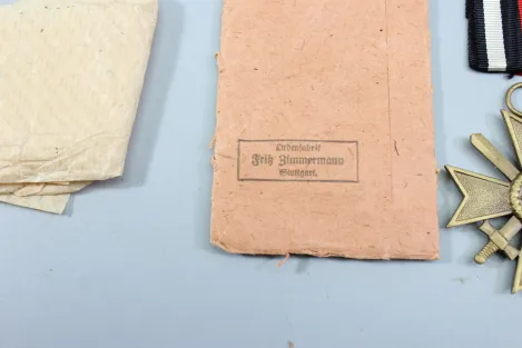 Kriegsverdienstkreuz 2. Klasse mit Schwertern mit Tüte 1939 mit Packpapier für das Band