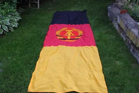 Originale zeitgenössische DDR Mast Fahne / DDR Fahne Fahne mit Wappen und VEB Kontrollnummer