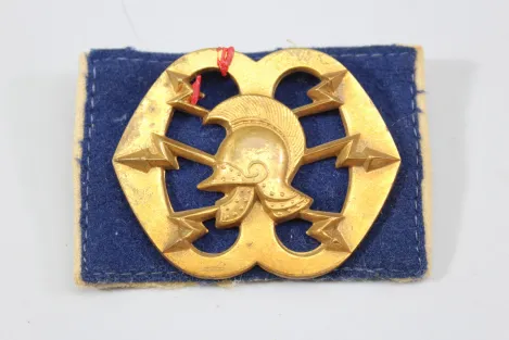 Dieses Barettabzeichen stammt vom niederländischen Fernmelderegiment (Regiment Verbindingstroepen)