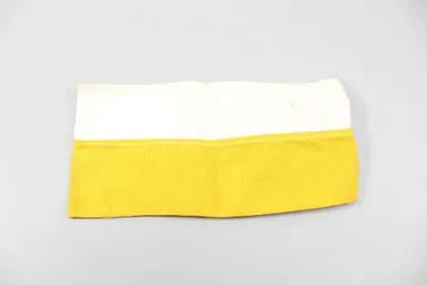 Armbinde schlesischer Katholiken in weiss Gelb, gestempelt