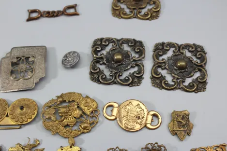 Konvolut Schnallen und diverses aus alter Uniformschneiderei