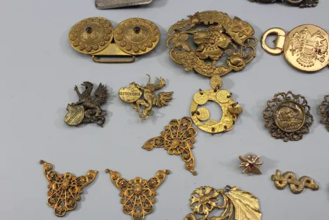 Konvolut Schnallen und diverses aus alter Uniformschneiderei