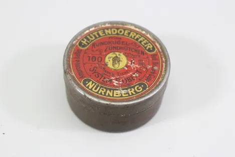 Prima Rundkugel Zündhütchen Dose ohne Inhalt.