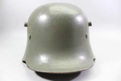 Deutscher M18 Stahlhelm mit Trägername und „Nobelriemen“ sowie Einheit Pionier-Bataillon 20 aus Hamburg – Harburg, ehem. Doppelemblem