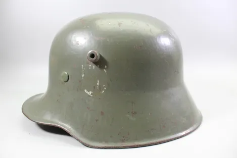 Deutscher M18 Stahlhelm mit Trägername und „Nobelriemen“ sowie Einheit Pionier-Bataillon 20 aus Hamburg – Harburg, ehem. Doppelemblem