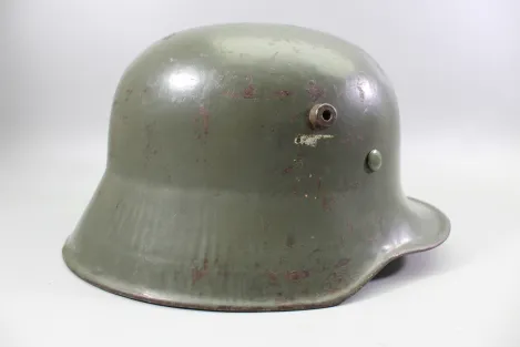 Deutscher M18 Stahlhelm mit Trägername und „Nobelriemen“ sowie Einheit Pionier-Bataillon 20 aus Hamburg – Harburg, ehem. Doppelemblem