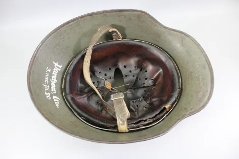 Deutscher M18 Stahlhelm mit Trägername und „Nobelriemen“ sowie Einheit Pionier-Bataillon 20 aus Hamburg – Harburg, ehem. Doppelemblem
