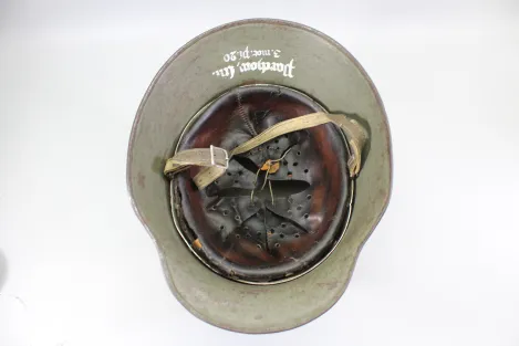 Deutscher M18 Stahlhelm mit Trägername und „Nobelriemen“ sowie Einheit Pionier-Bataillon 20 aus Hamburg – Harburg, ehem. Doppelemblem